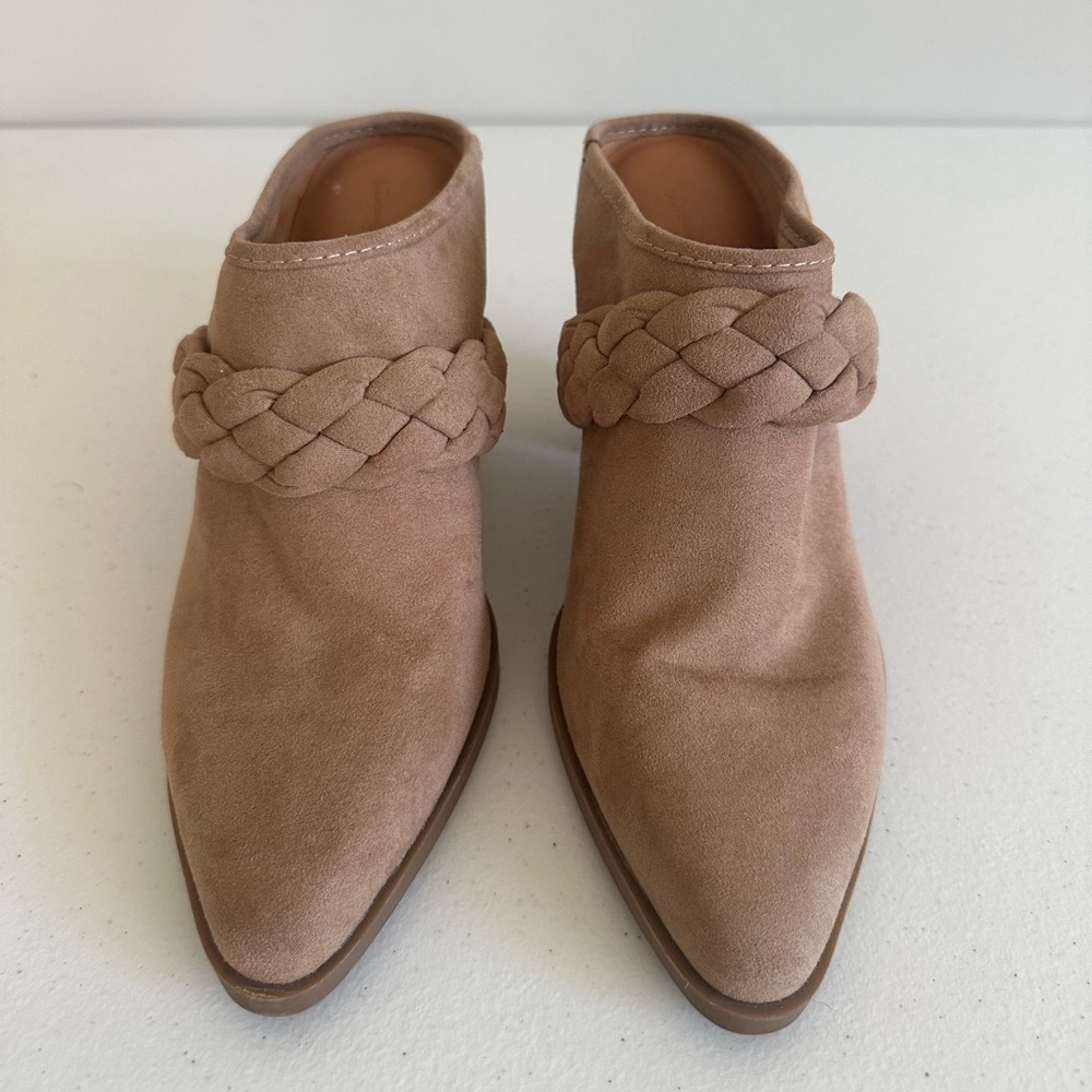 Women’s 8 Universal Thread Avis Suede Tan Braided Pointed Toe Mules - Picture 3 of 6